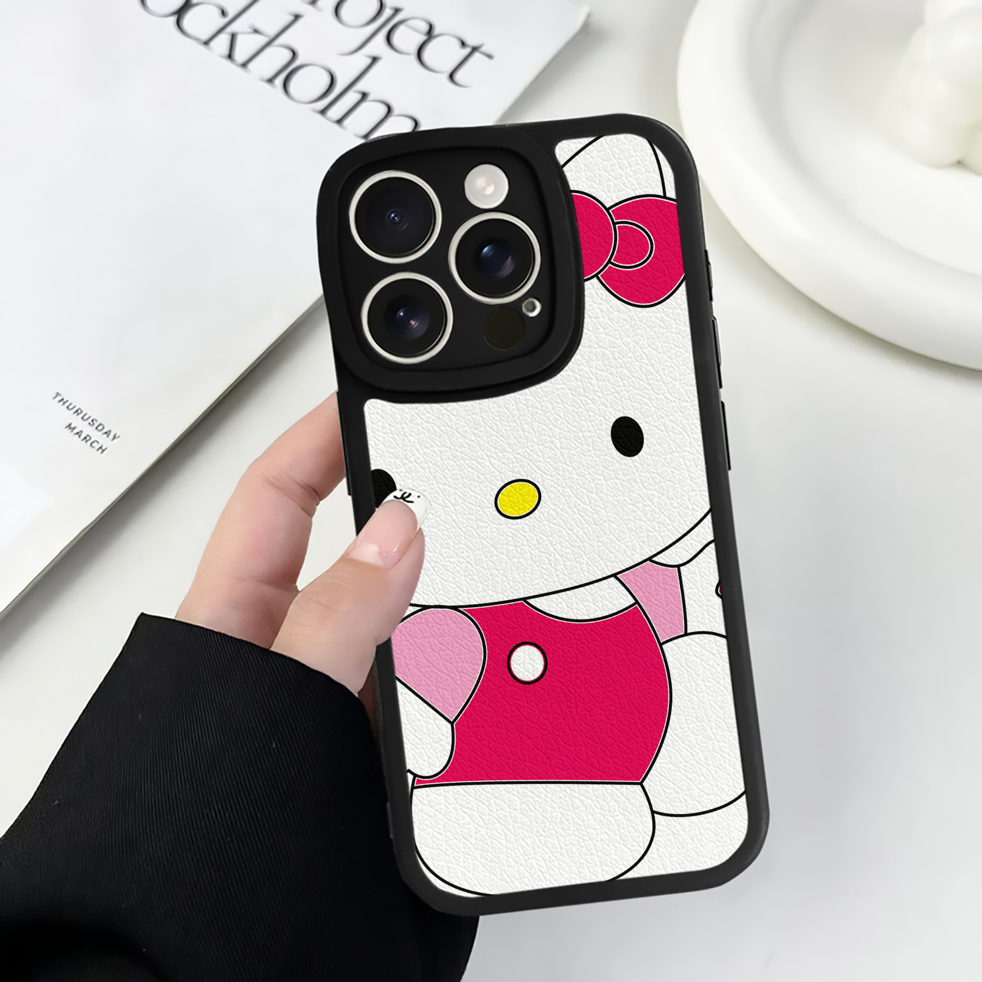 （画像用） Hello Kitty ハローキティ 【iPhone 16シリーズ対応】シリコンスマホケース（レザー調） 材質：シリコン